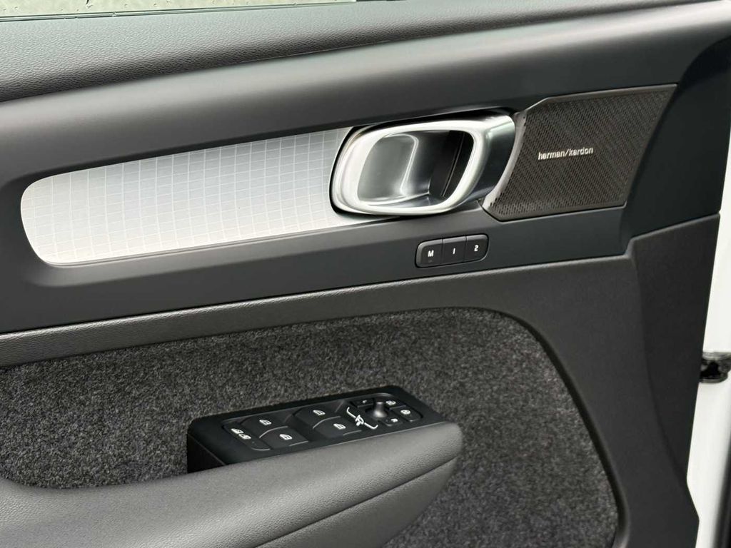 volvo-xc40-b3-fwd-plus-dark-harman-kardon - 8