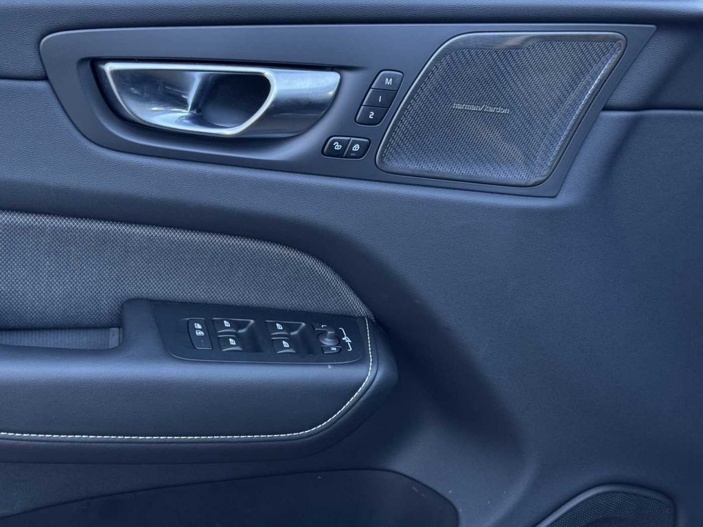 volvo-xc60-b5-awd-ultra-black-edition - 8