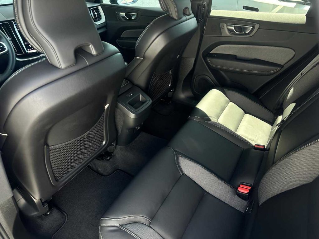 volvo-xc60-plus-dark-b4-awd - 4