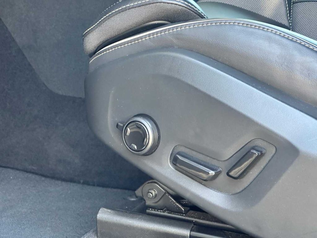 volvo-xc60-plus-dark-b4-awd - 8