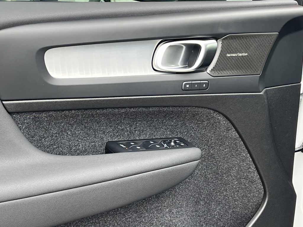 volvo-xc40-b4-plus-pixel-360 - 6