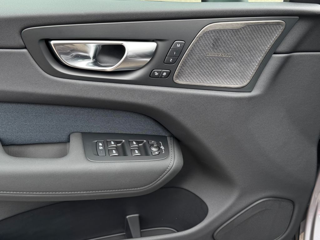 volvo-xc60-plus-b5-360-full-led - 8