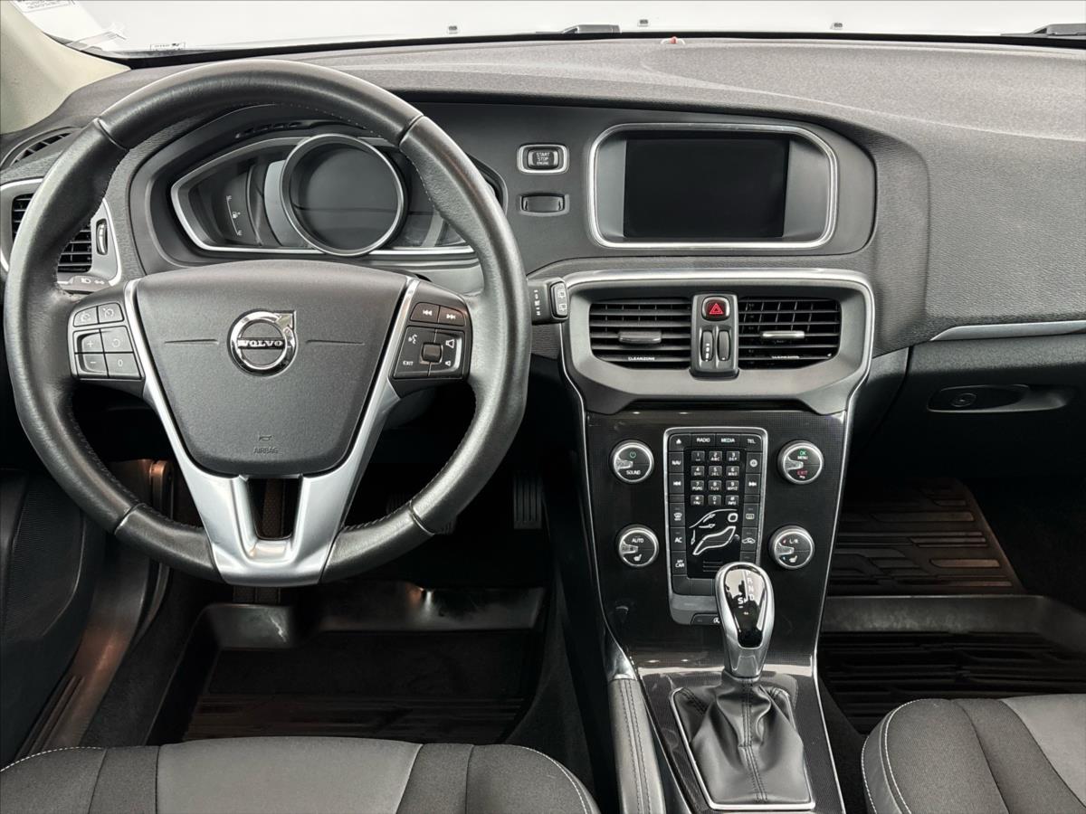 volvo-v40-2-0-d2-momentum-6auto - 4