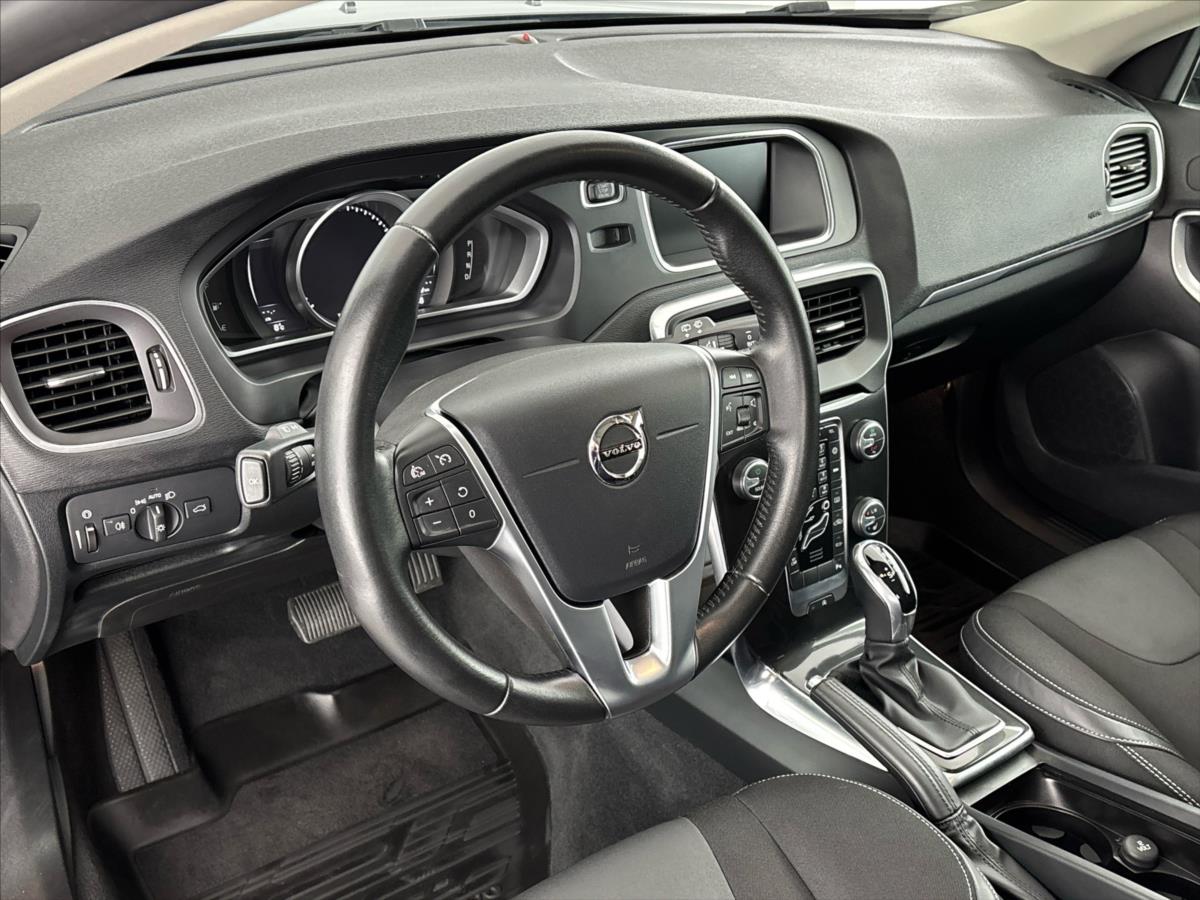 volvo-v40-2-0-d2-momentum-6auto - 5