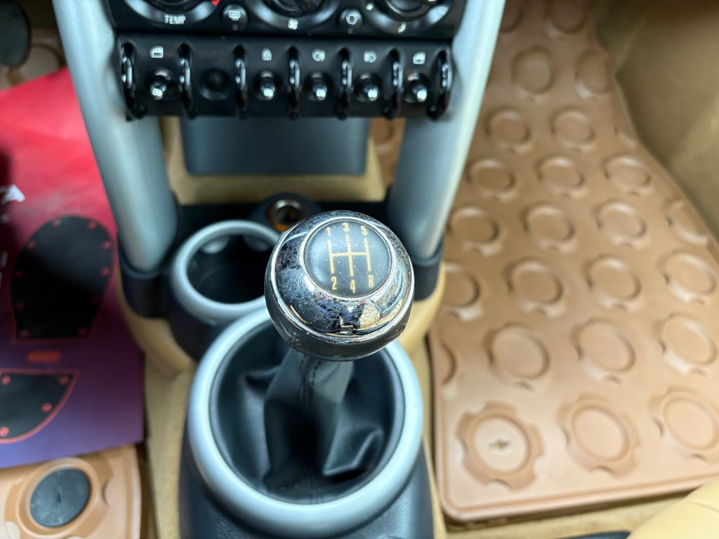 mini-cooper-1-6i-85kw-klima-vyhrevy - 9