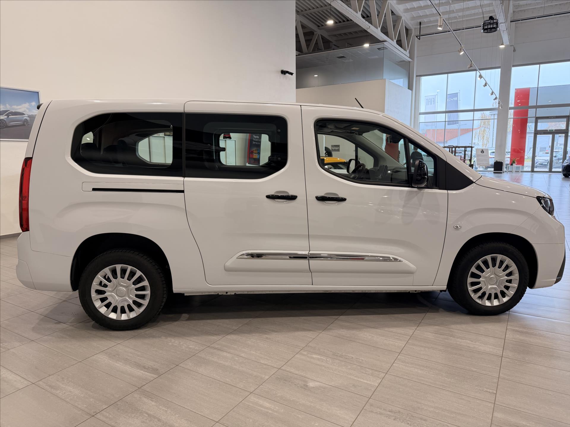 toyota-proace-1-5-business-7s-1-5-diesel-130hp-lwb - 6