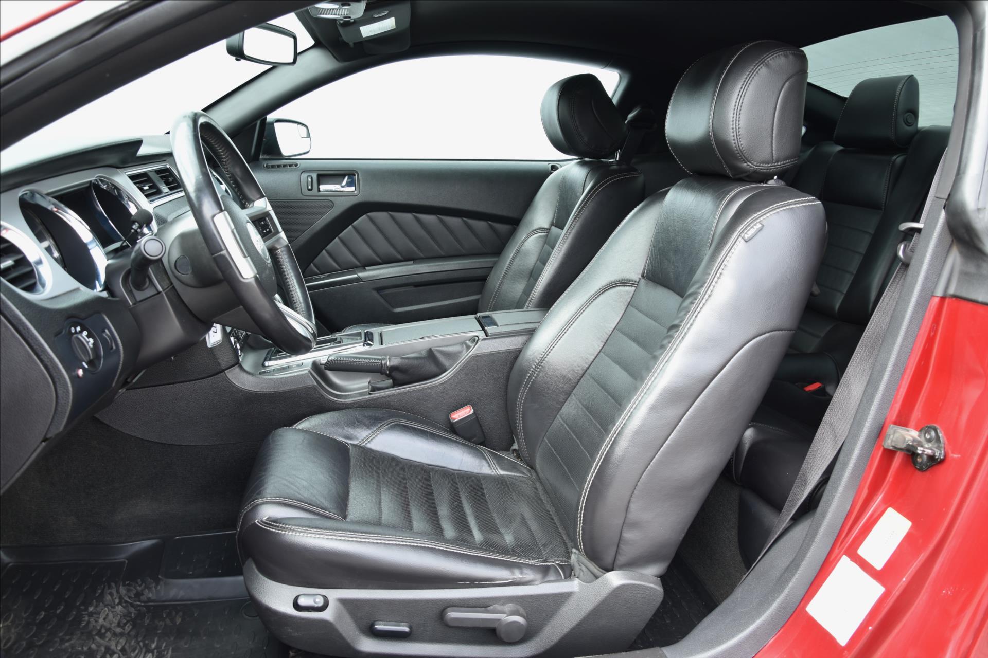 ford-mustang-gt-3-7i-227kw-automat - 8