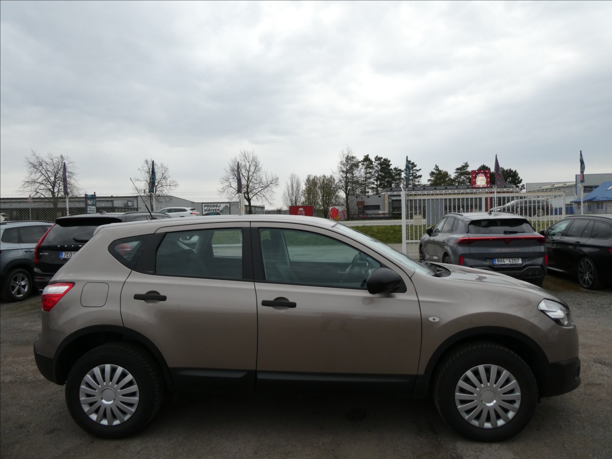 nissan-qashqai-1-5-dci-78kw-klima-2-majitel - 8
