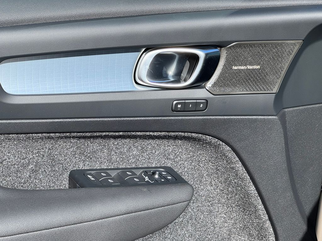 volvo-xc40-plus-dark-b4-360-pixel-led - 7