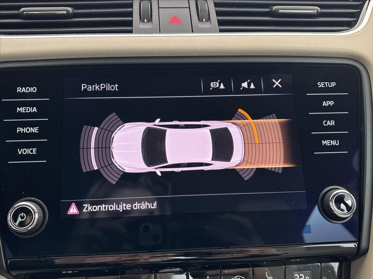 skoda-octavia-2-0-2-0tdi-style-plus-7dsg - 9