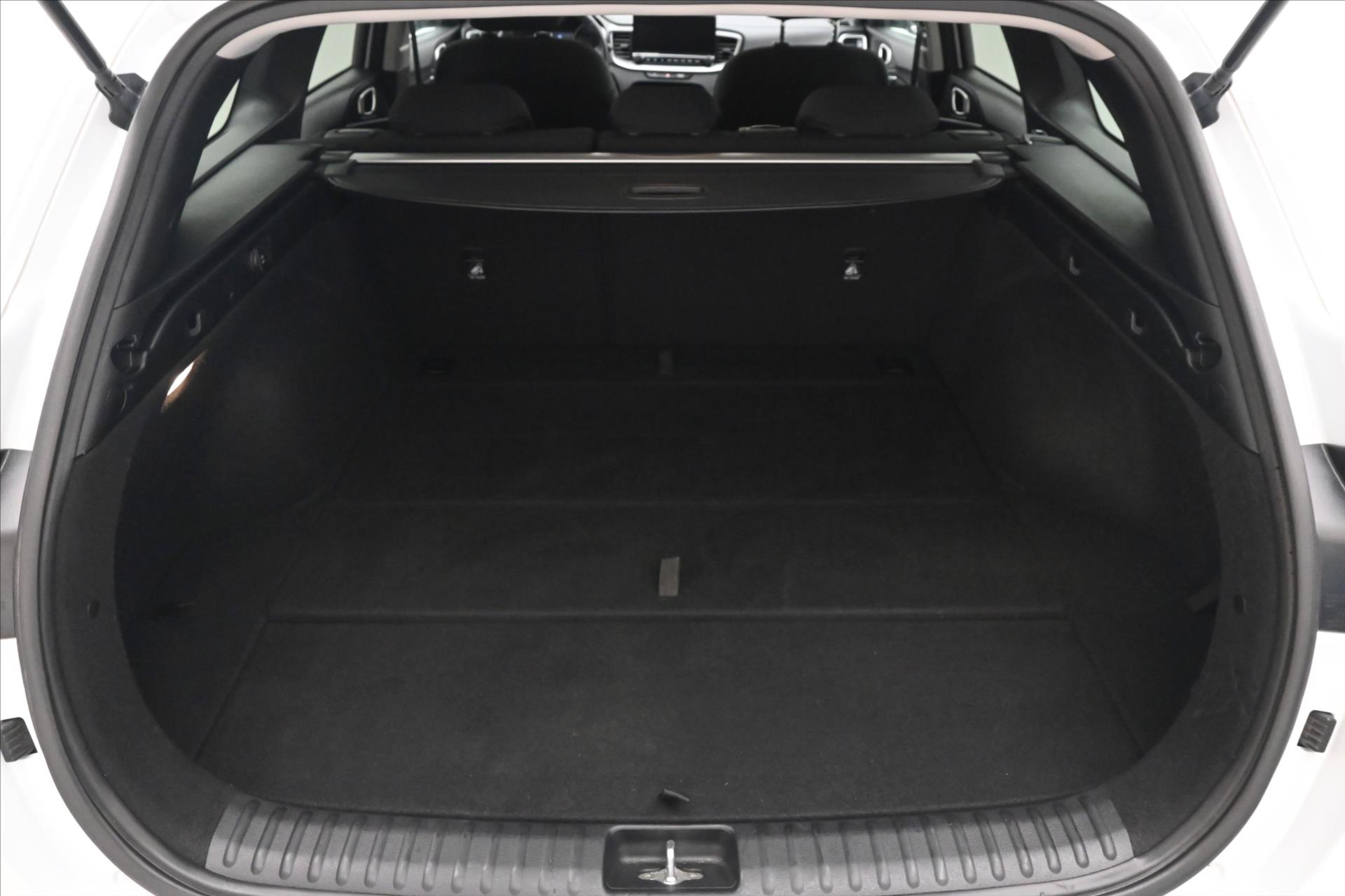 kia-ceed-1-5-t-gdi-117kw-sw-zaruka-az-5-let - 9