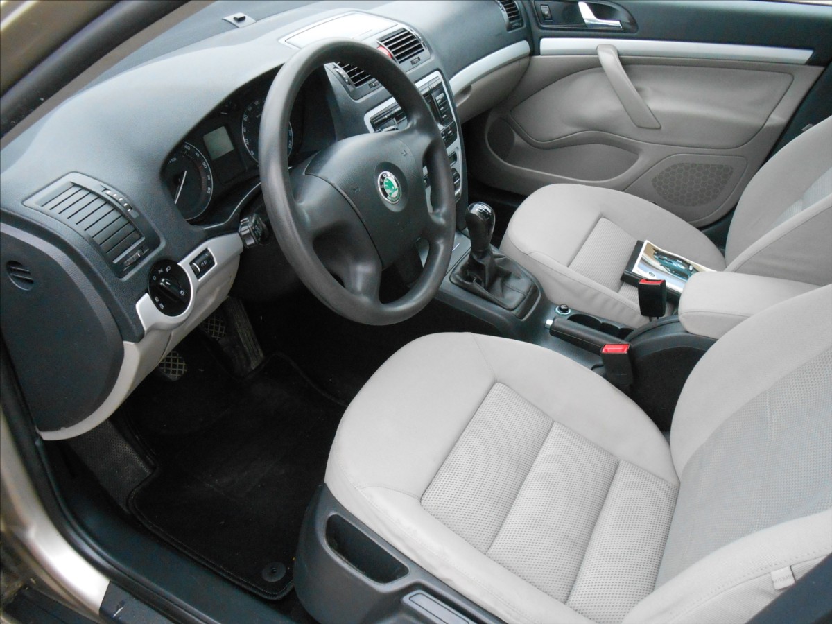 skoda-octavia-2-0-tdi-103-kw-serviska - 6