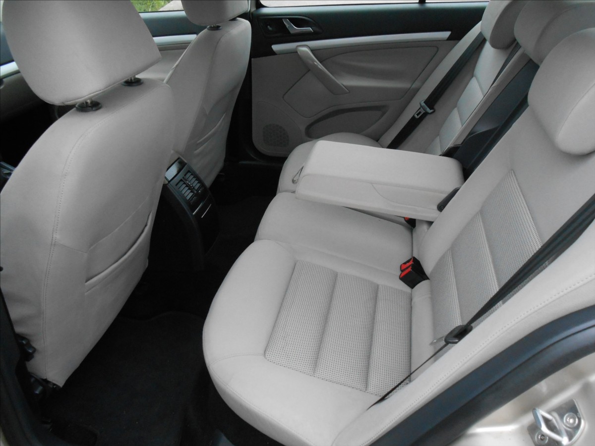 skoda-octavia-2-0-tdi-103-kw-serviska - 8