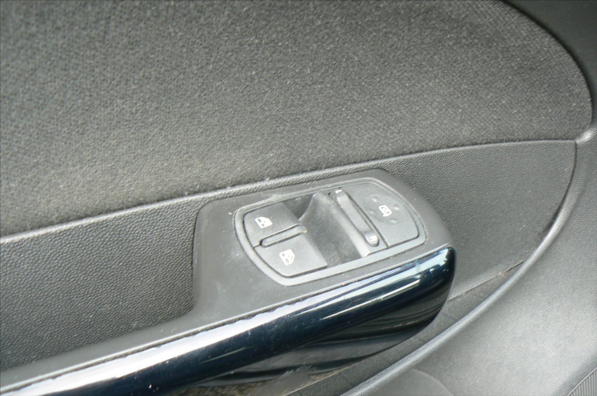 opel-corsa-1-4-color-edition - 8