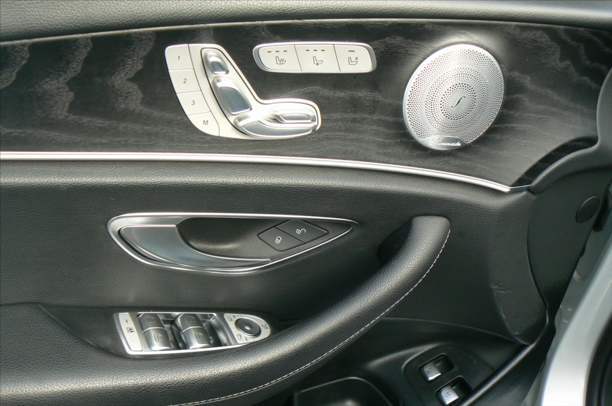 mercedes-benz-tridy-e-2-0-220d-combi-4x4-dph - 8