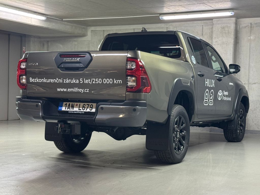 toyota-hilux-2-8d4-d-double-cab-invincible - 4