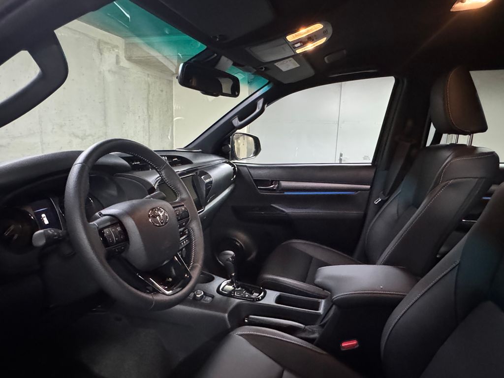 toyota-hilux-2-8d4-d-double-cab-invincible - 8