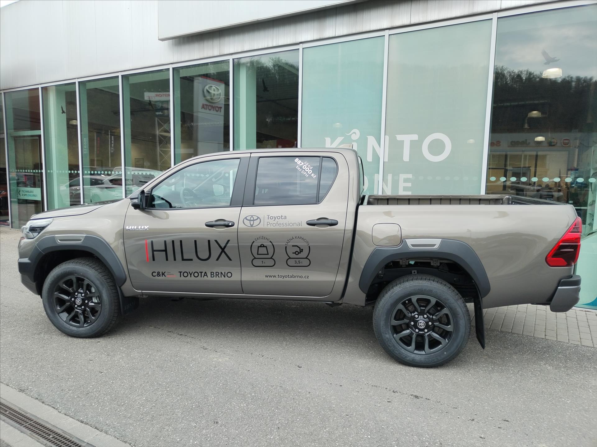 toyota-hilux-2-8-diesel-mhev-6at-invincible - 2