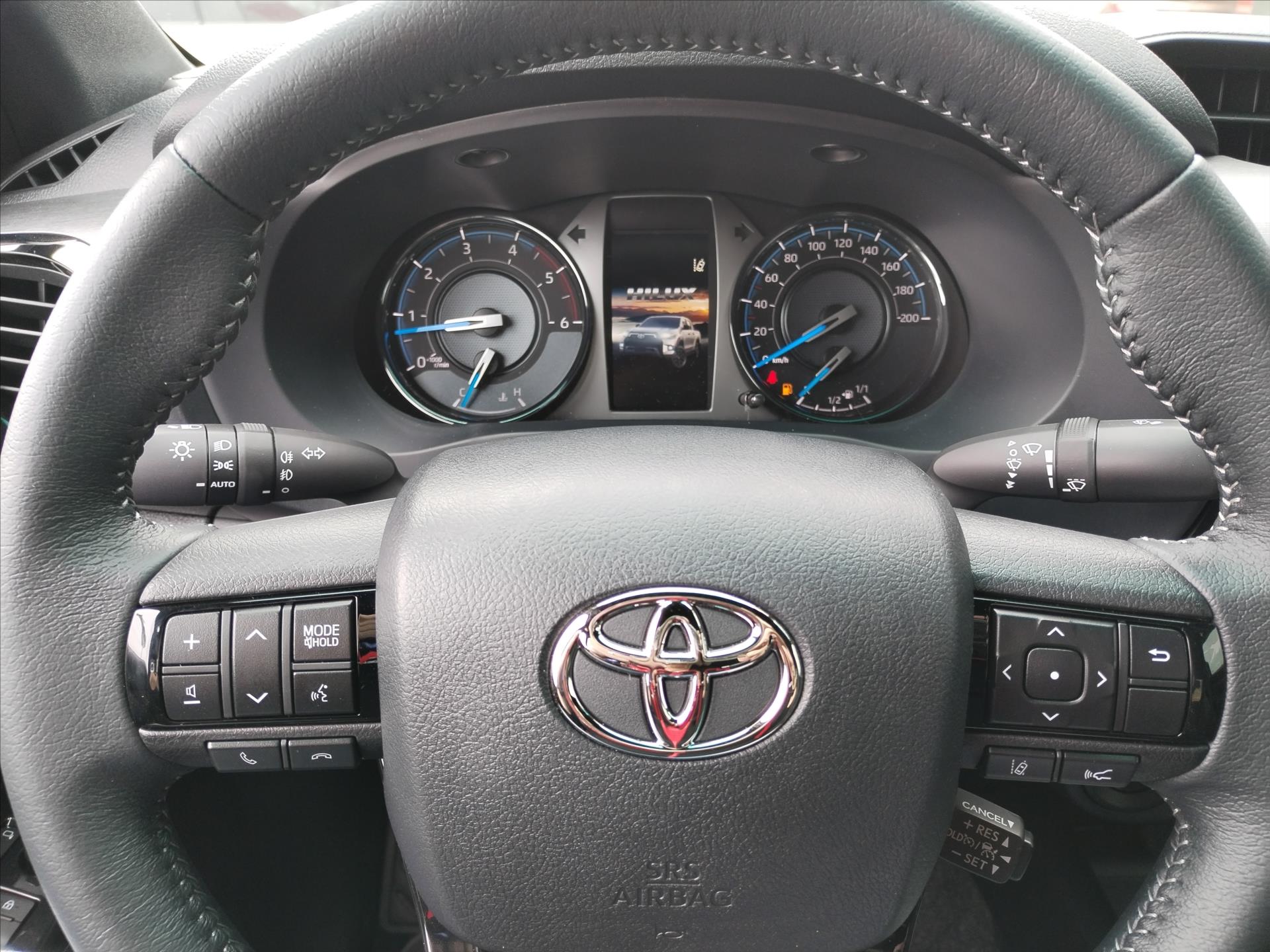 toyota-hilux-2-8-diesel-mhev-6at-invincible - 5