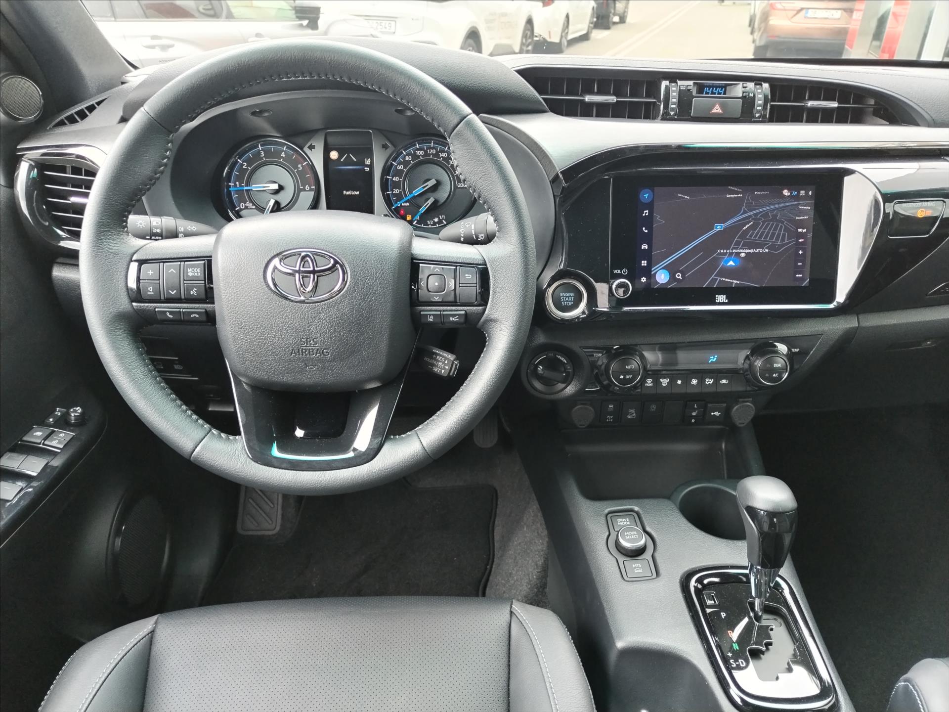 toyota-hilux-2-8-diesel-mhev-6at-invincible - 6