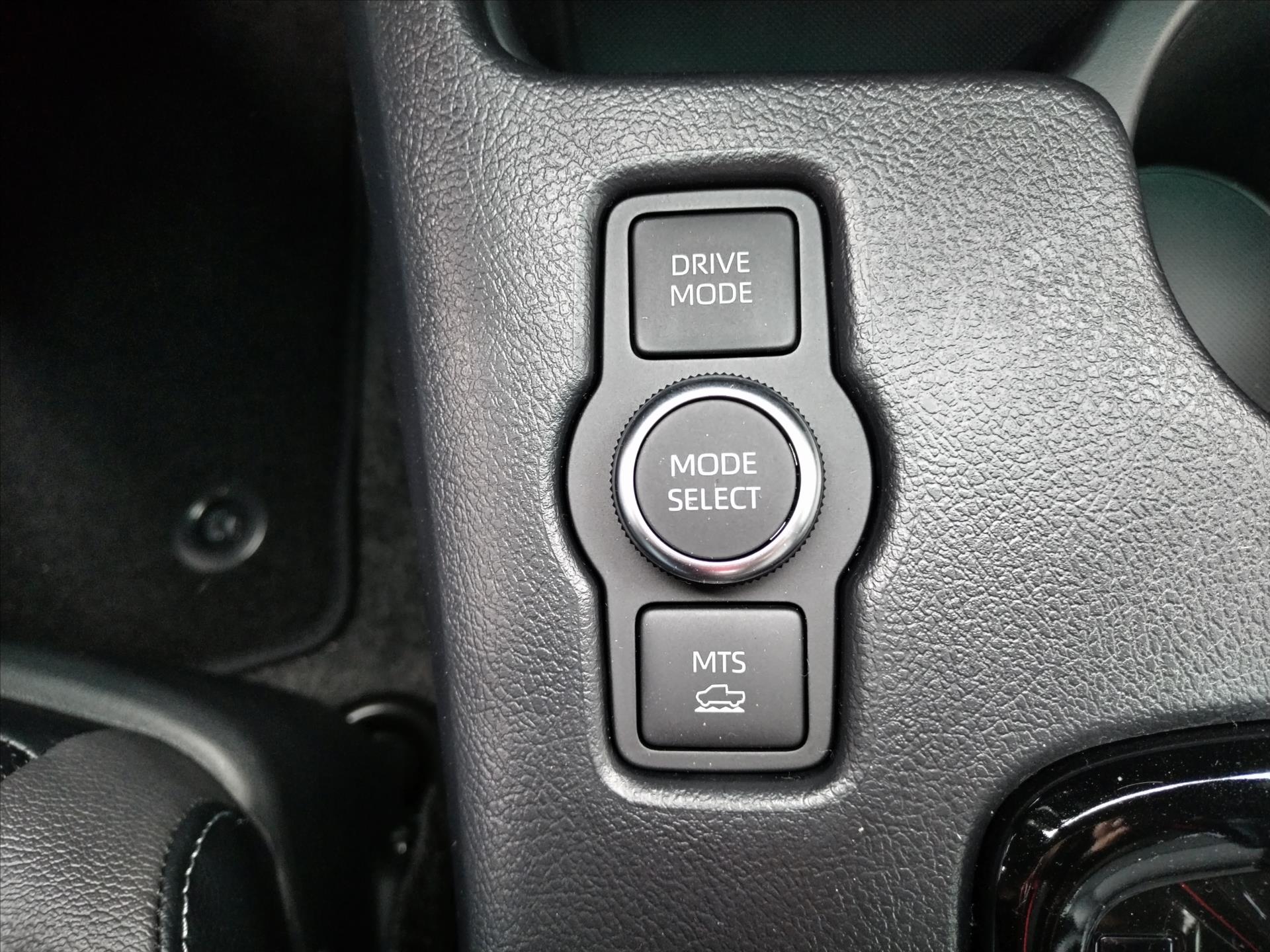 toyota-hilux-2-8-diesel-mhev-6at-invincible - 7