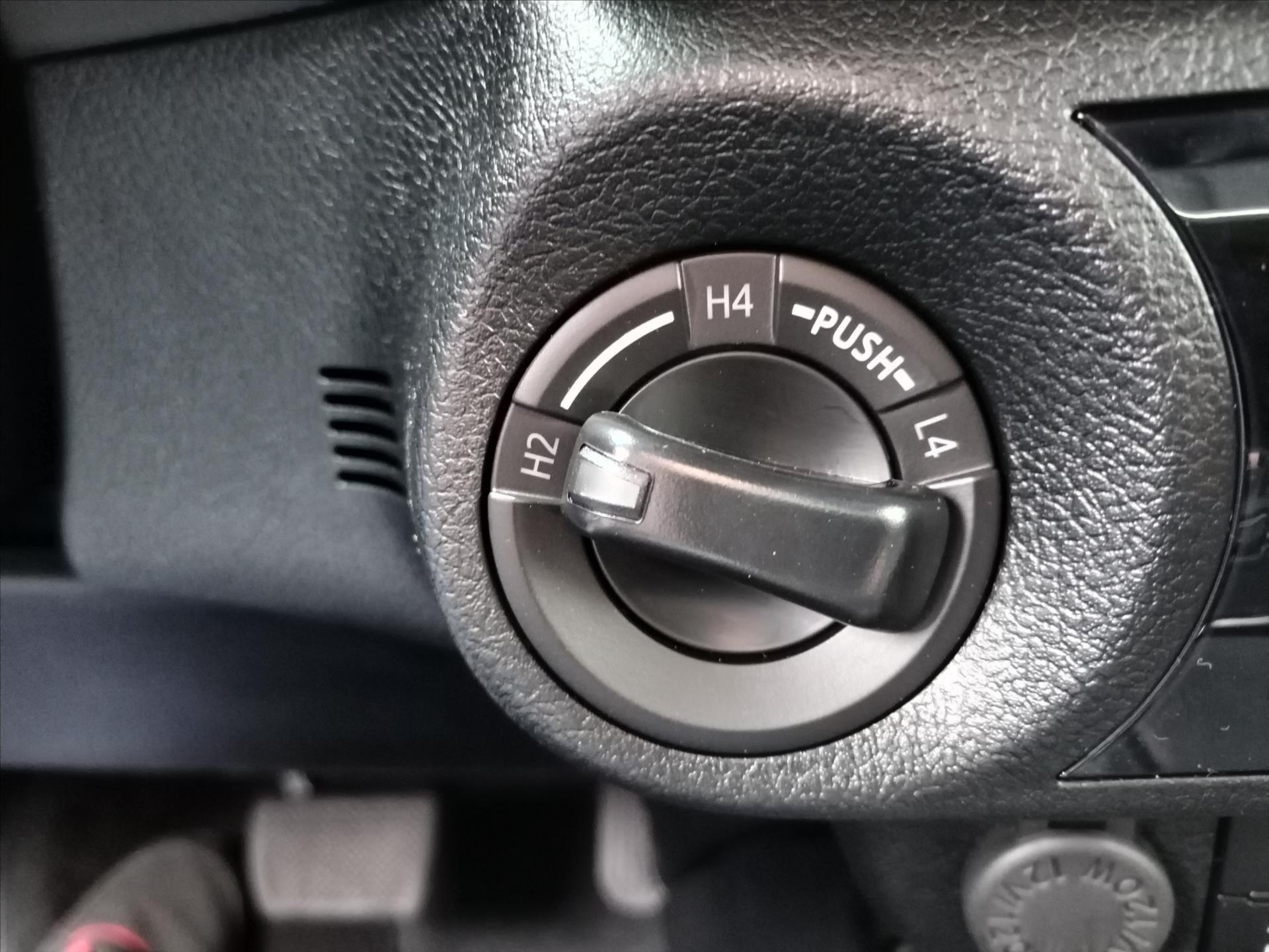 toyota-hilux-2-8-diesel-mhev-6at-invincible - 8