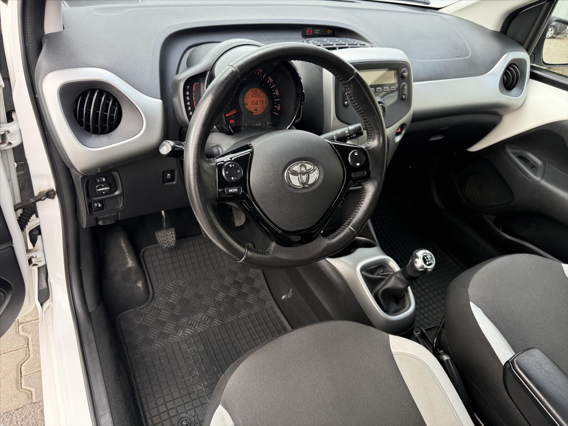 toyota-aygo-1-0-x-play - 6