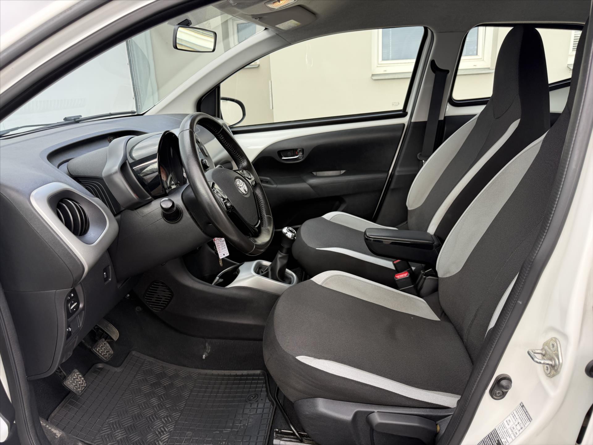 toyota-aygo-1-0-x-play - 7