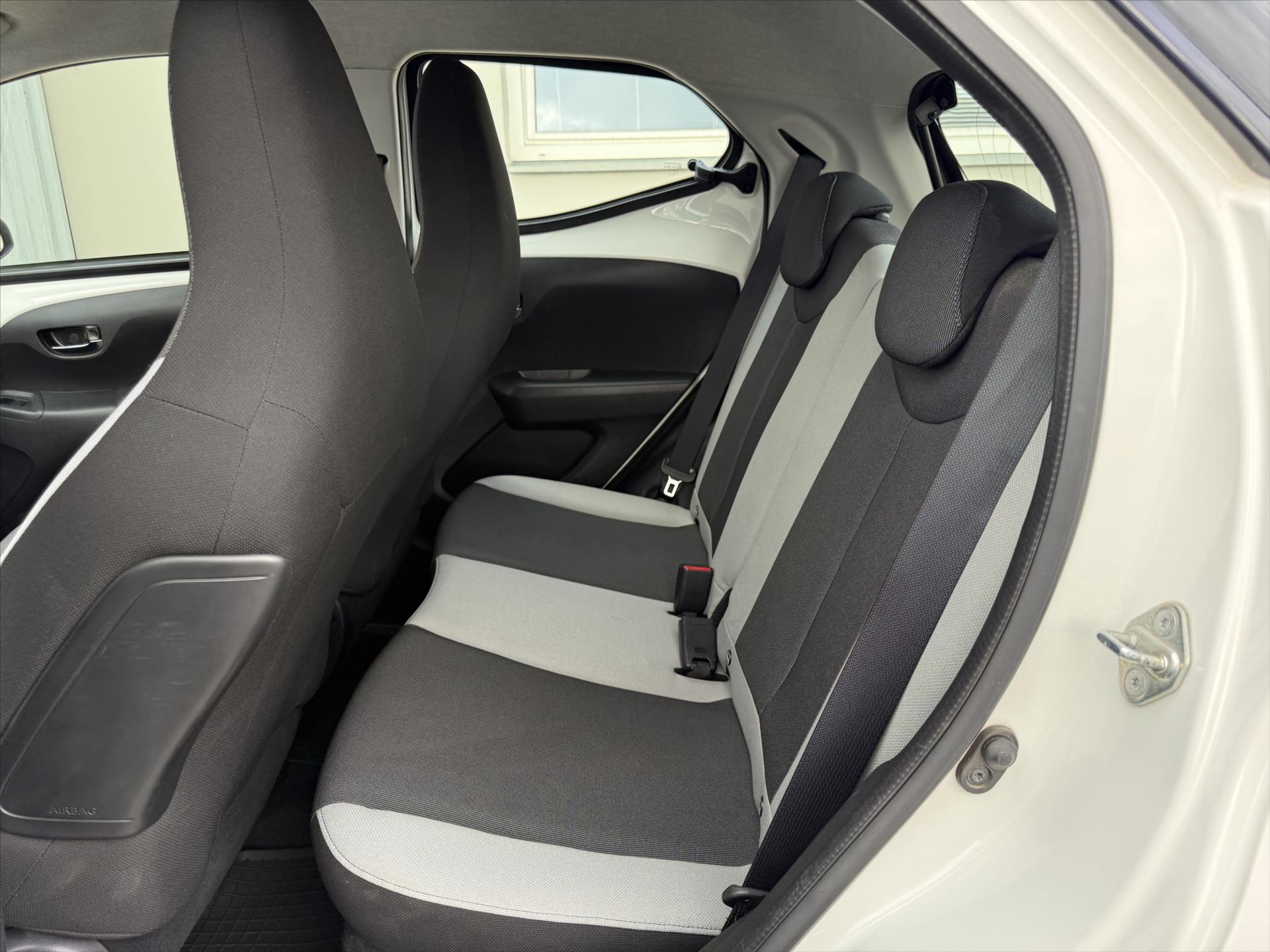 toyota-aygo-1-0-x-play - 9
