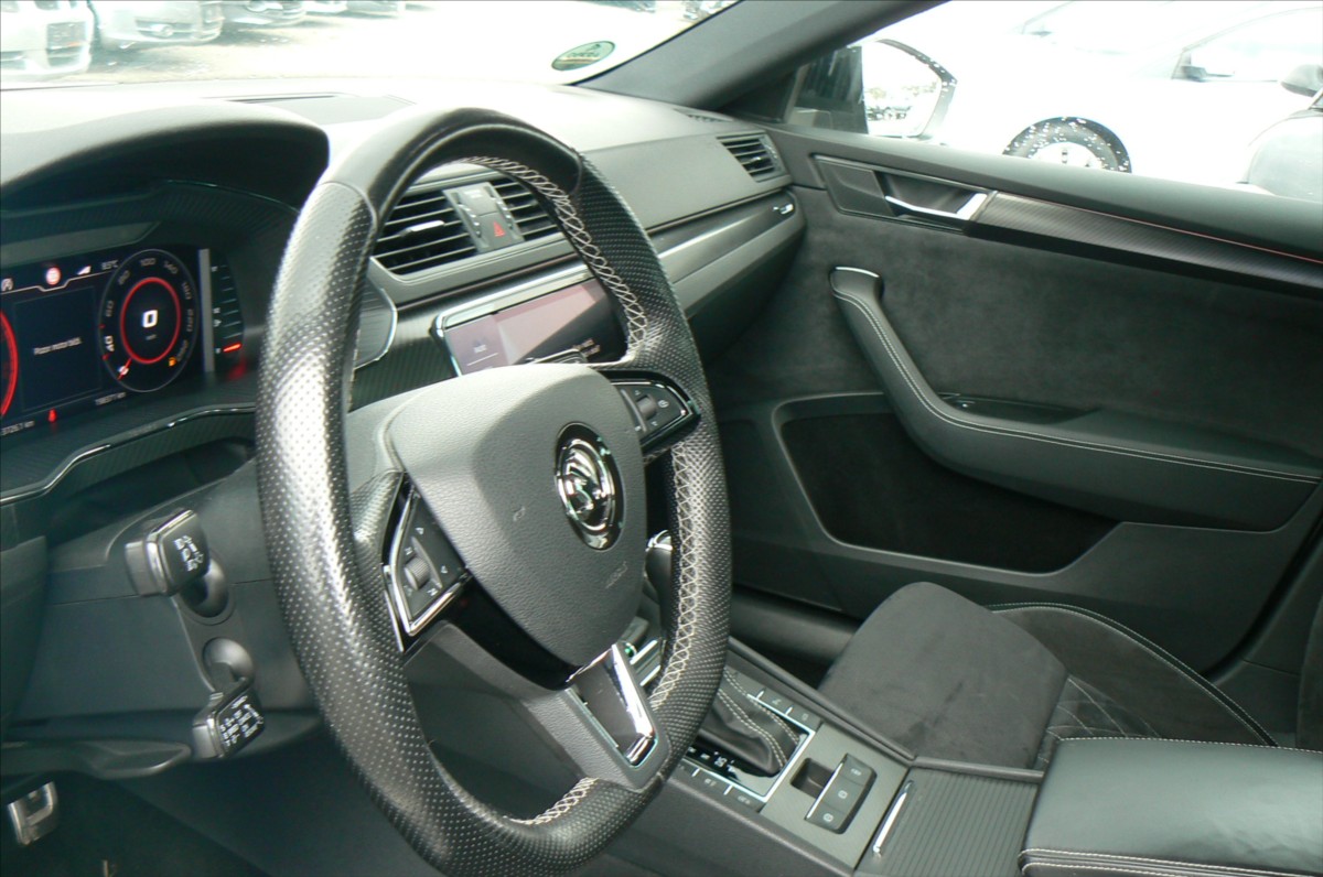 skoda-superb-2-0-tdi-sport-line-140-kw - 8
