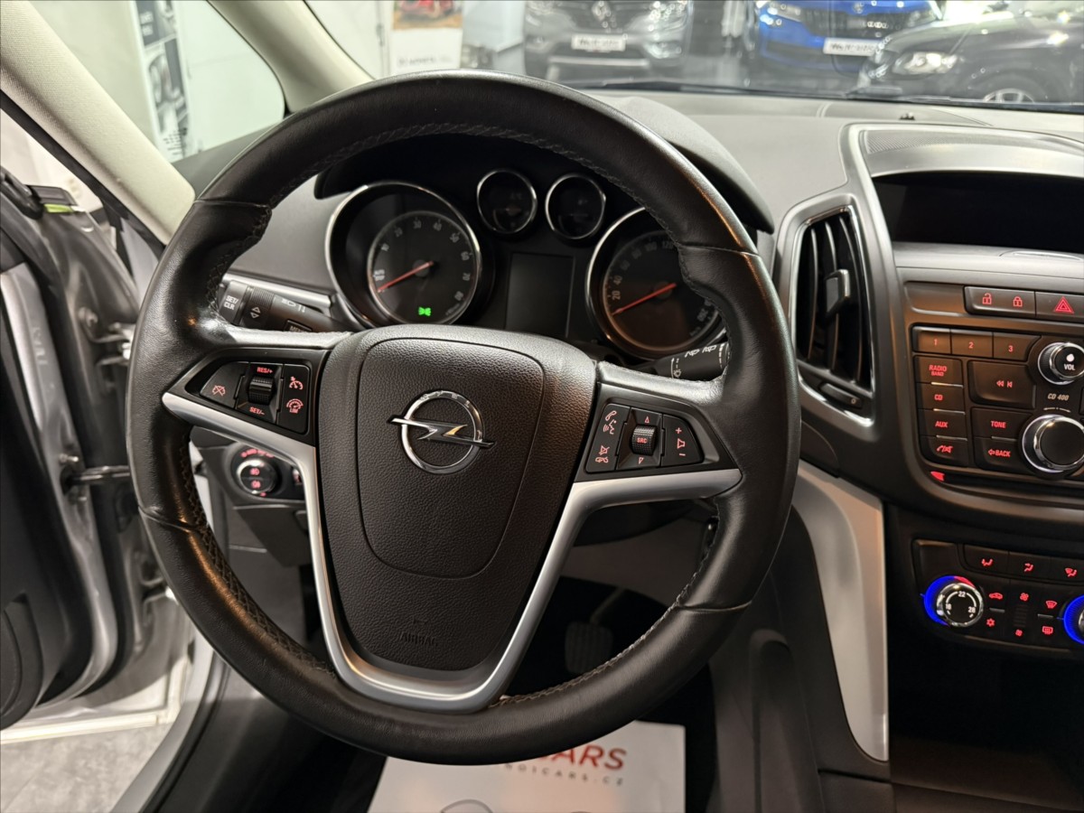 opel-zafira-1-4-turbo-cosmo-vyhrev-tz - 9