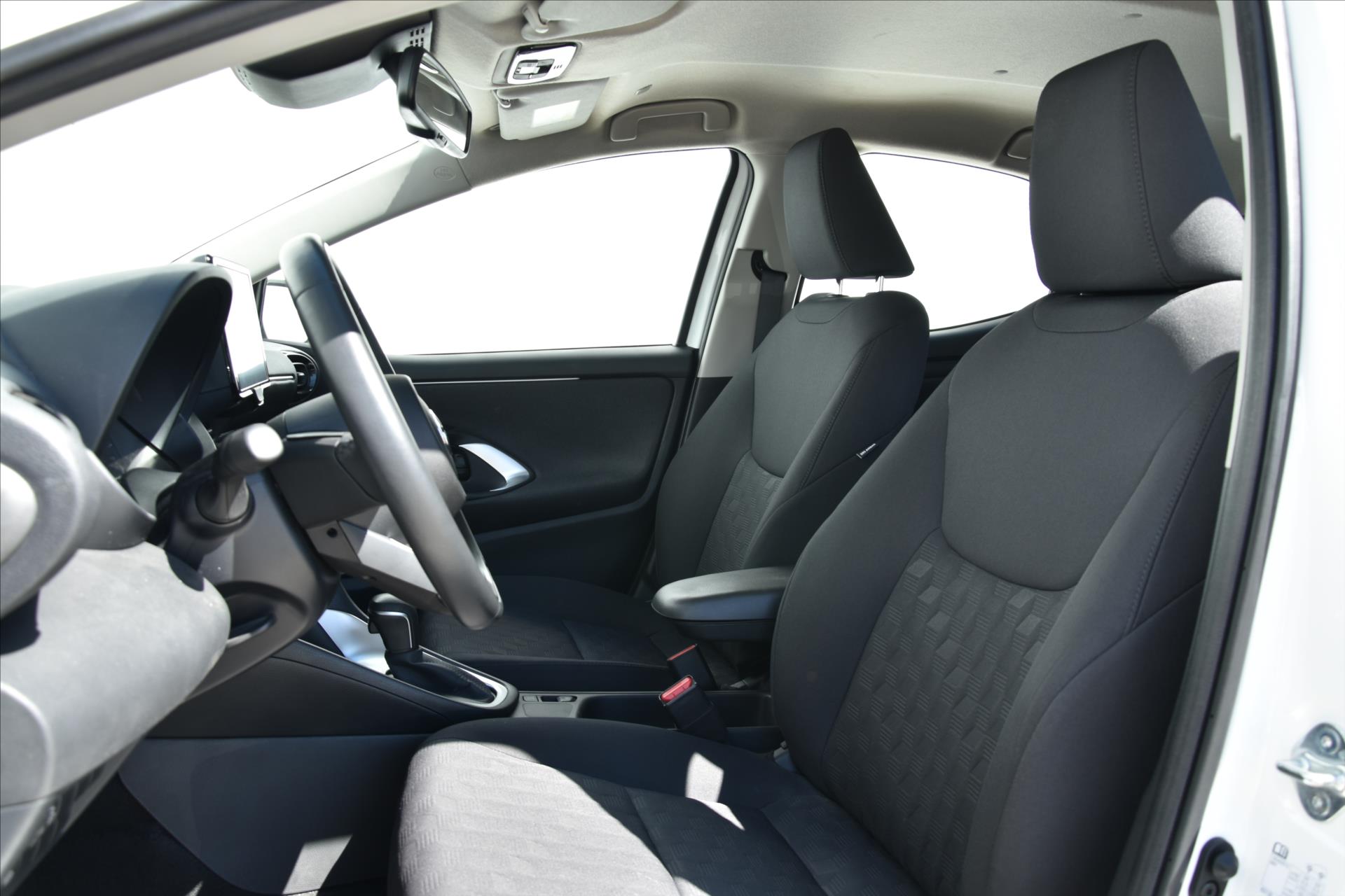 toyota-yaris-1-5-hybrid-e-cvt-a-t-acc - 8