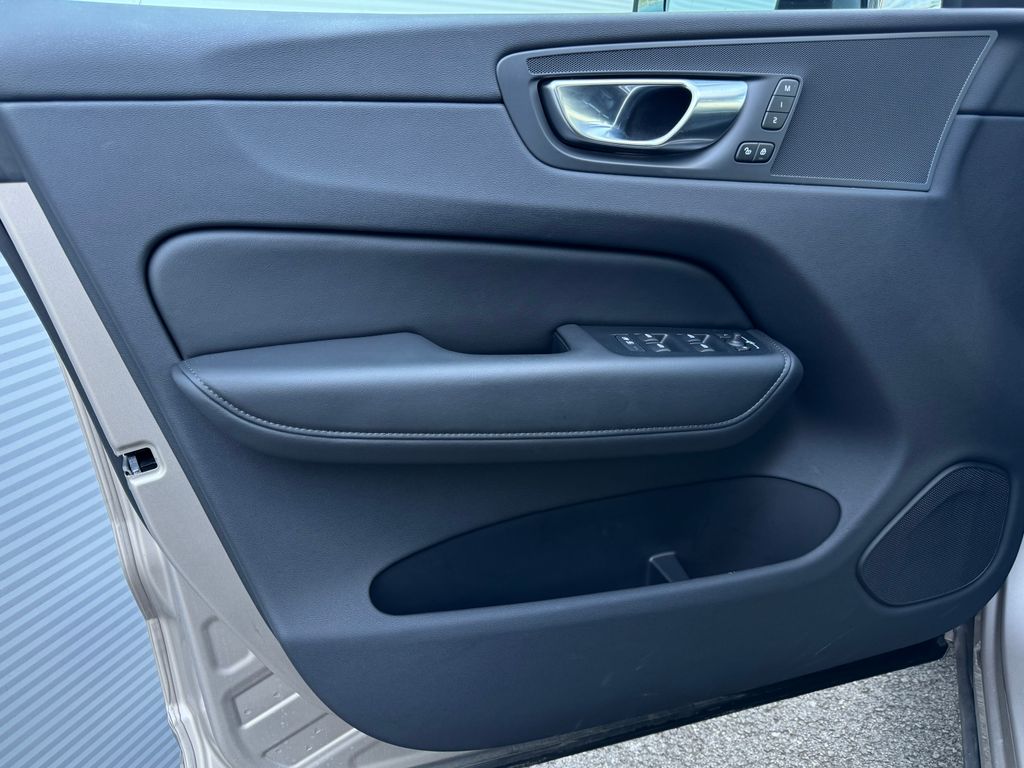 volvo-xc60-plus-dark-b5-full-led - 7