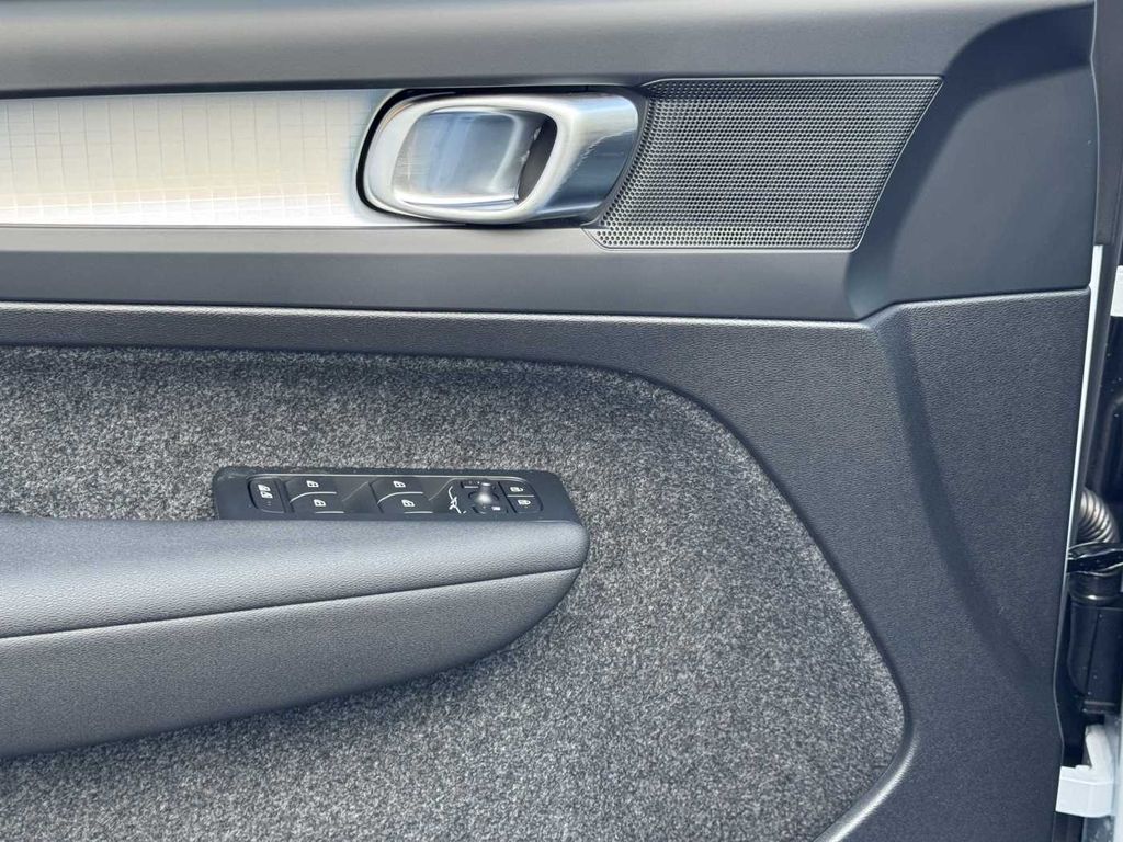 volvo-xc40-core-b3-fwd-mild-hybrid - 7