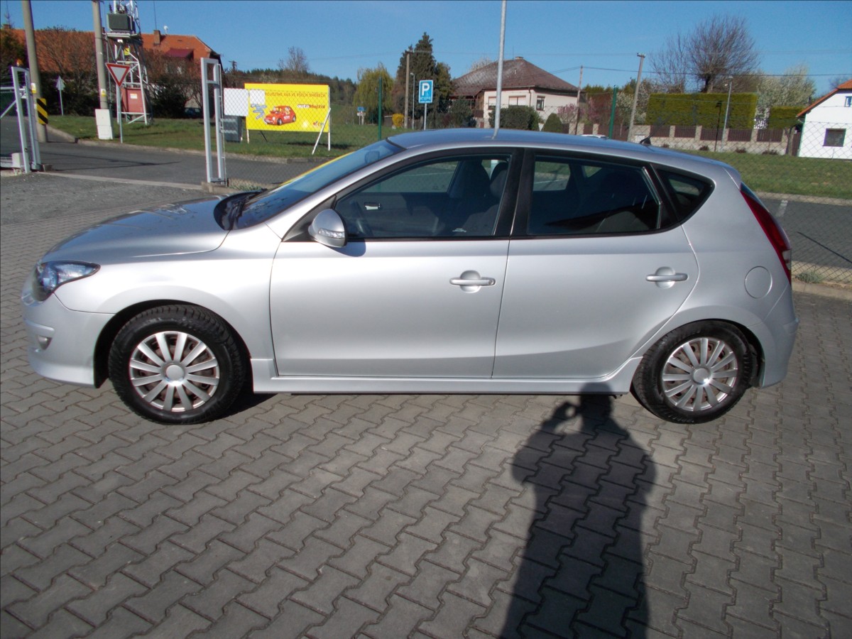 hyundai-i30-1-4-16v-cr-2-majitelka-od-r-2014 - 4