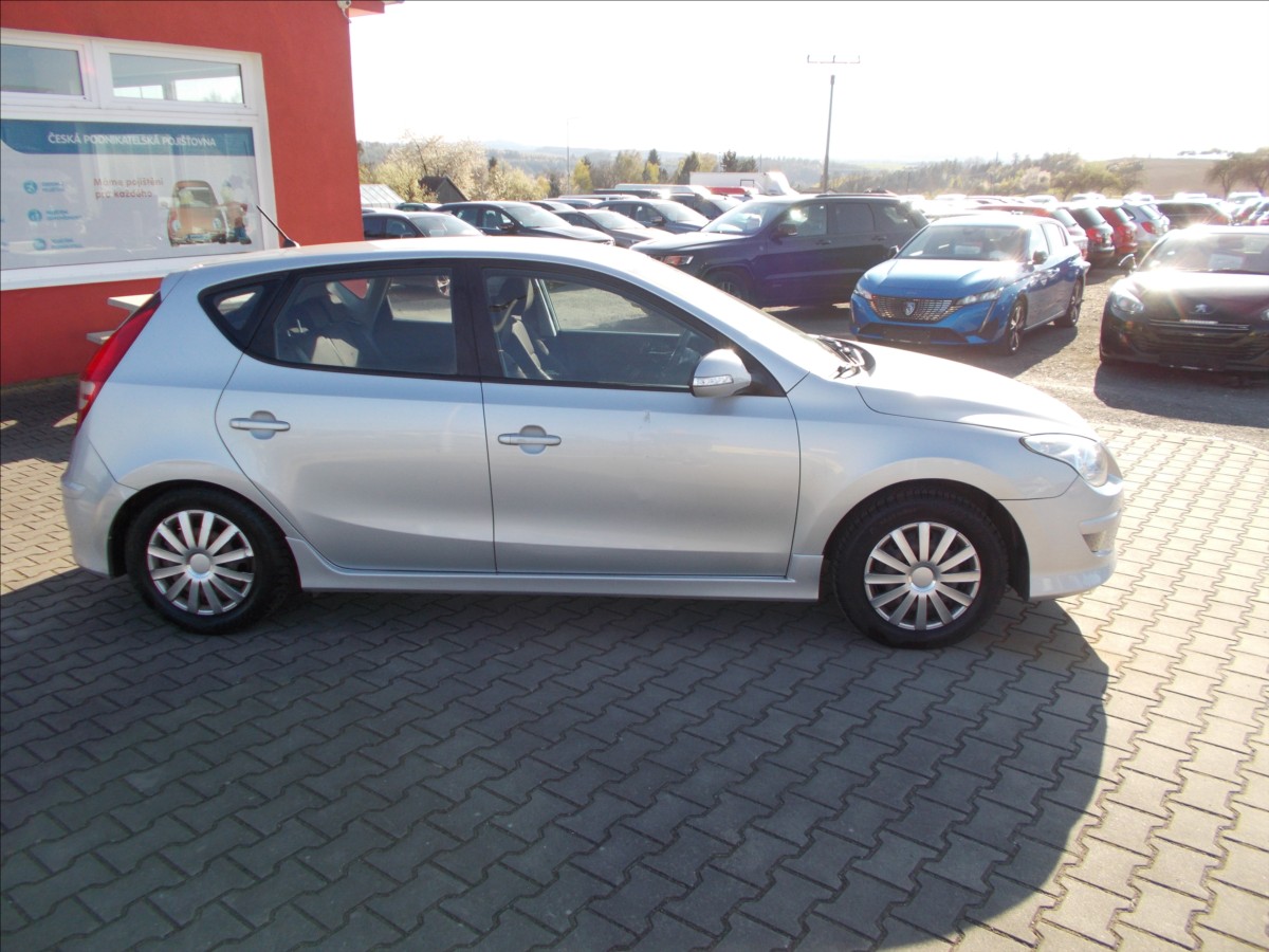 hyundai-i30-1-4-16v-cr-2-majitelka-od-r-2014 - 8