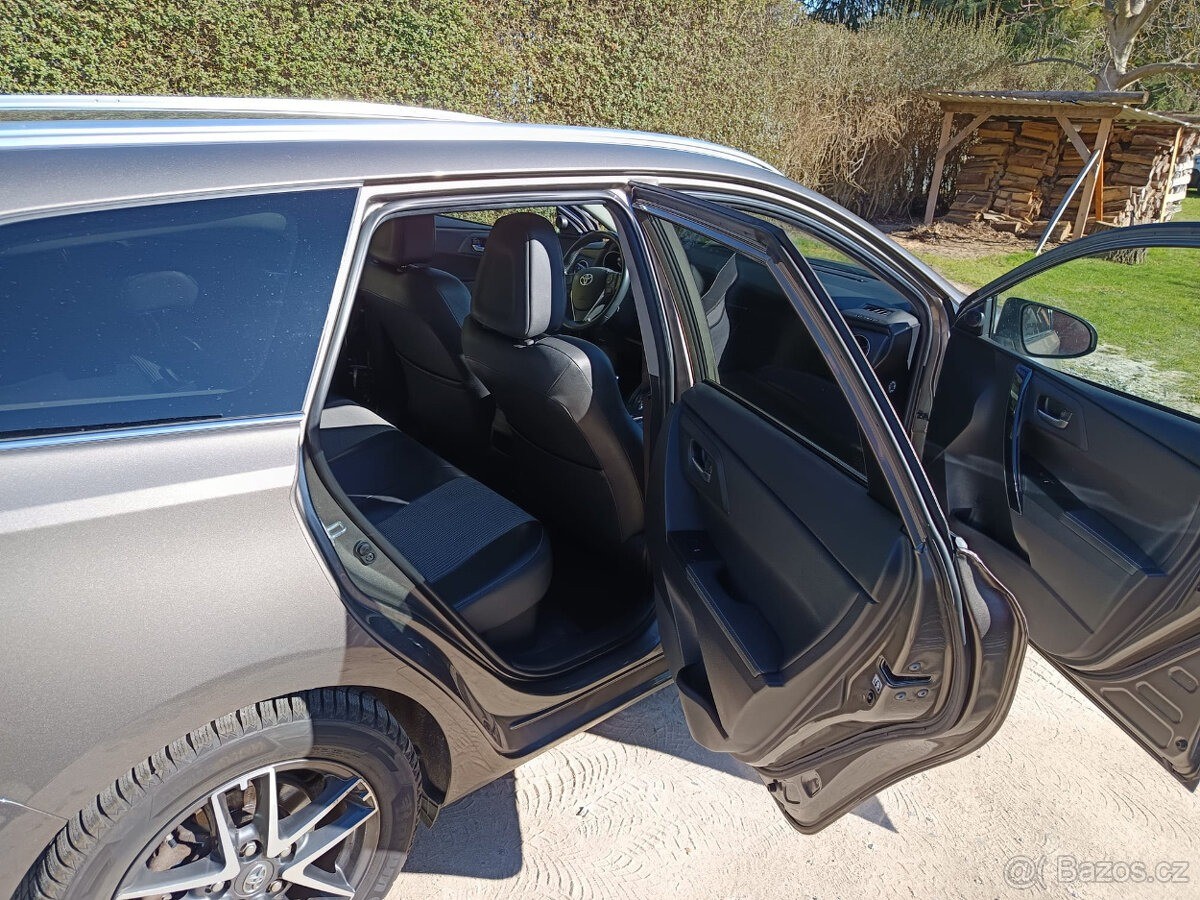 toyota-auris-1-8-ts-hybrid-executive-2018 - 9