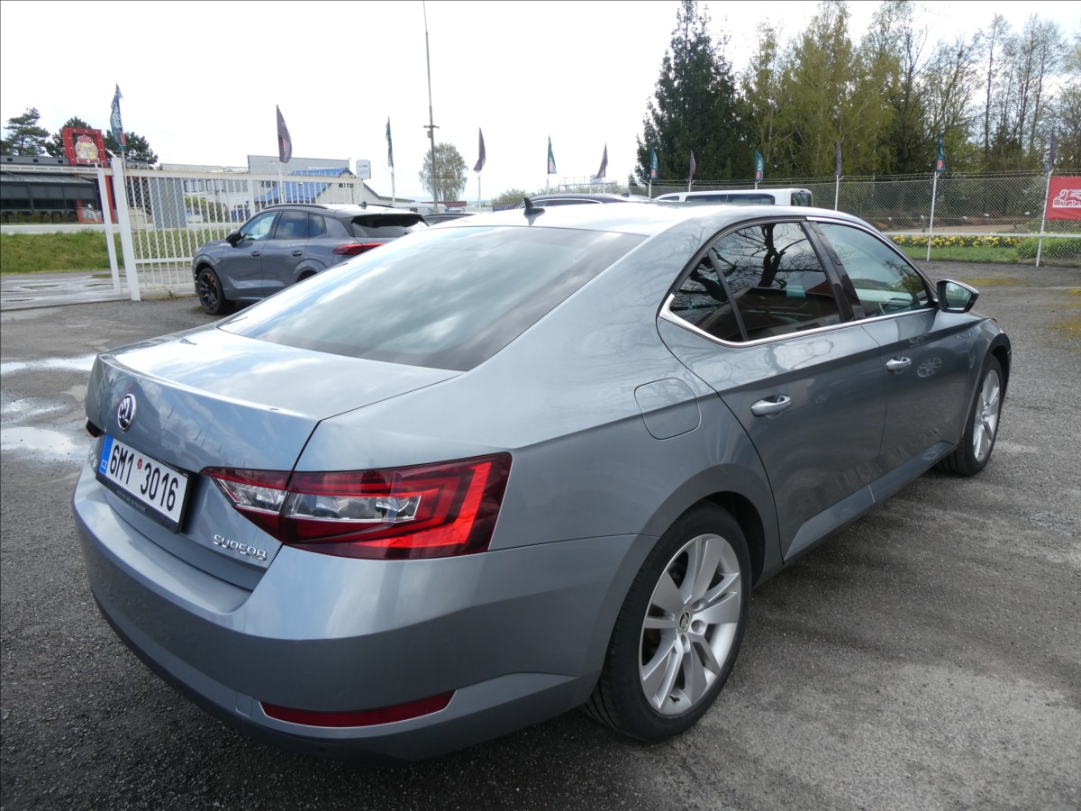 skoda-superb-2-0-tdi-style-dsg-2x-kola-cr - 7