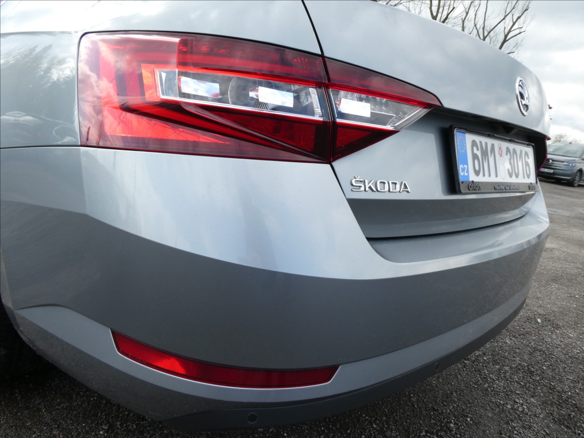 skoda-superb-2-0-tdi-style-dsg-2x-kola-cr - 8