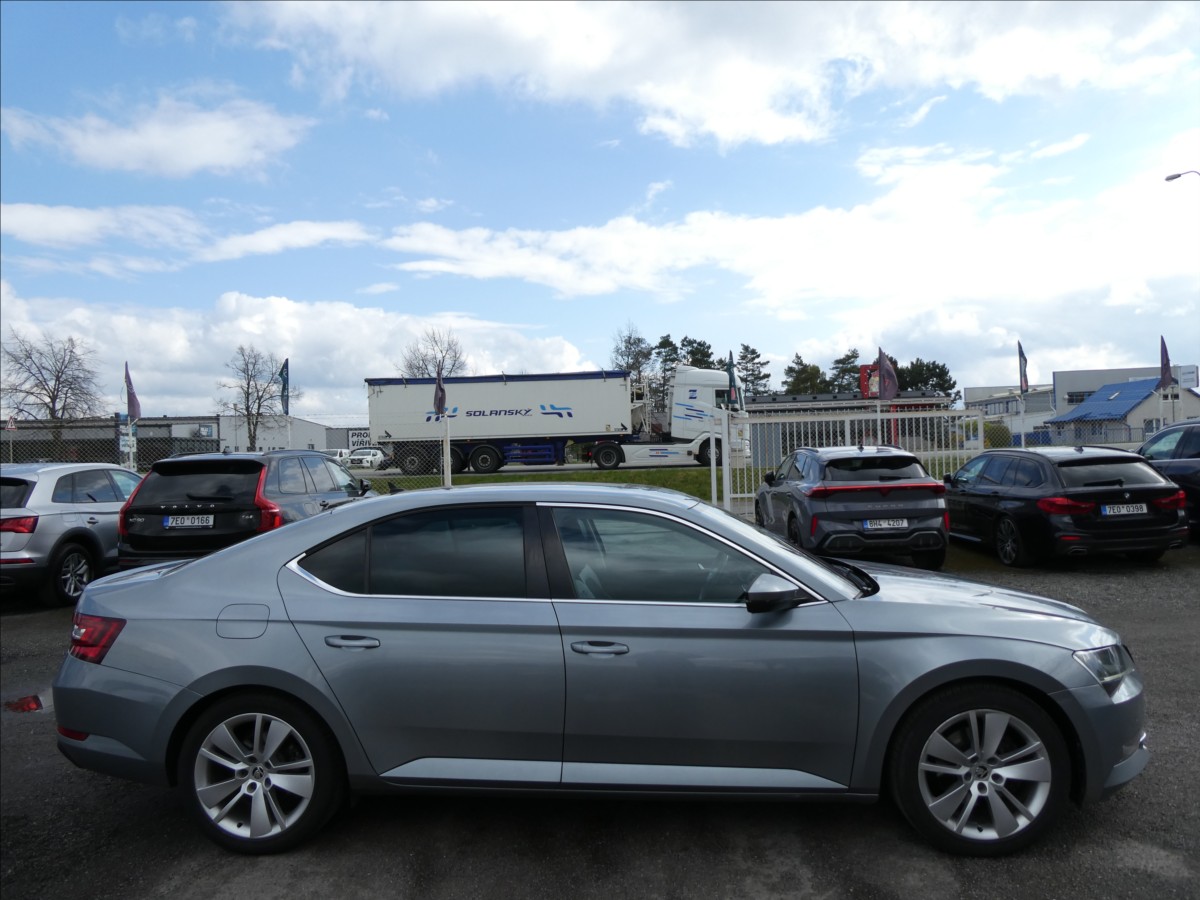 skoda-superb-2-0-tdi-style-dsg-2x-kola-cr - 9