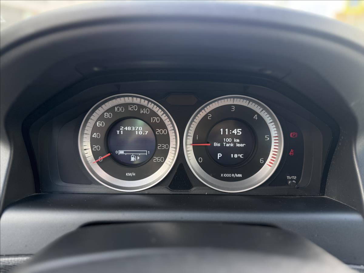 volvo-xc60-2-4-d4-120kw-automat-awd-momentum-2-majitel-navi-alu - 9