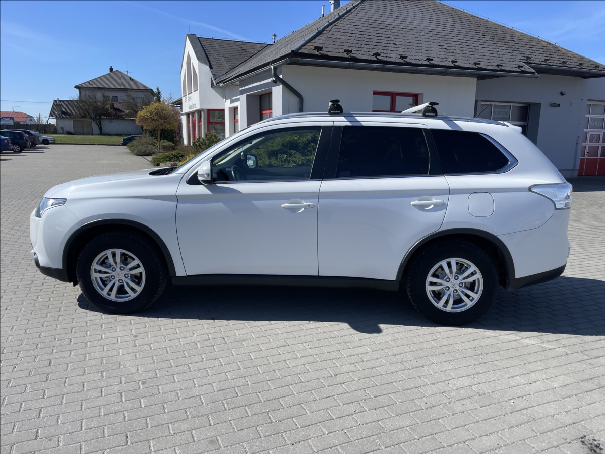 mitsubishi-outlander-2-3-di-d-110kw-4wd-tazne-czauto-1majitel - 1