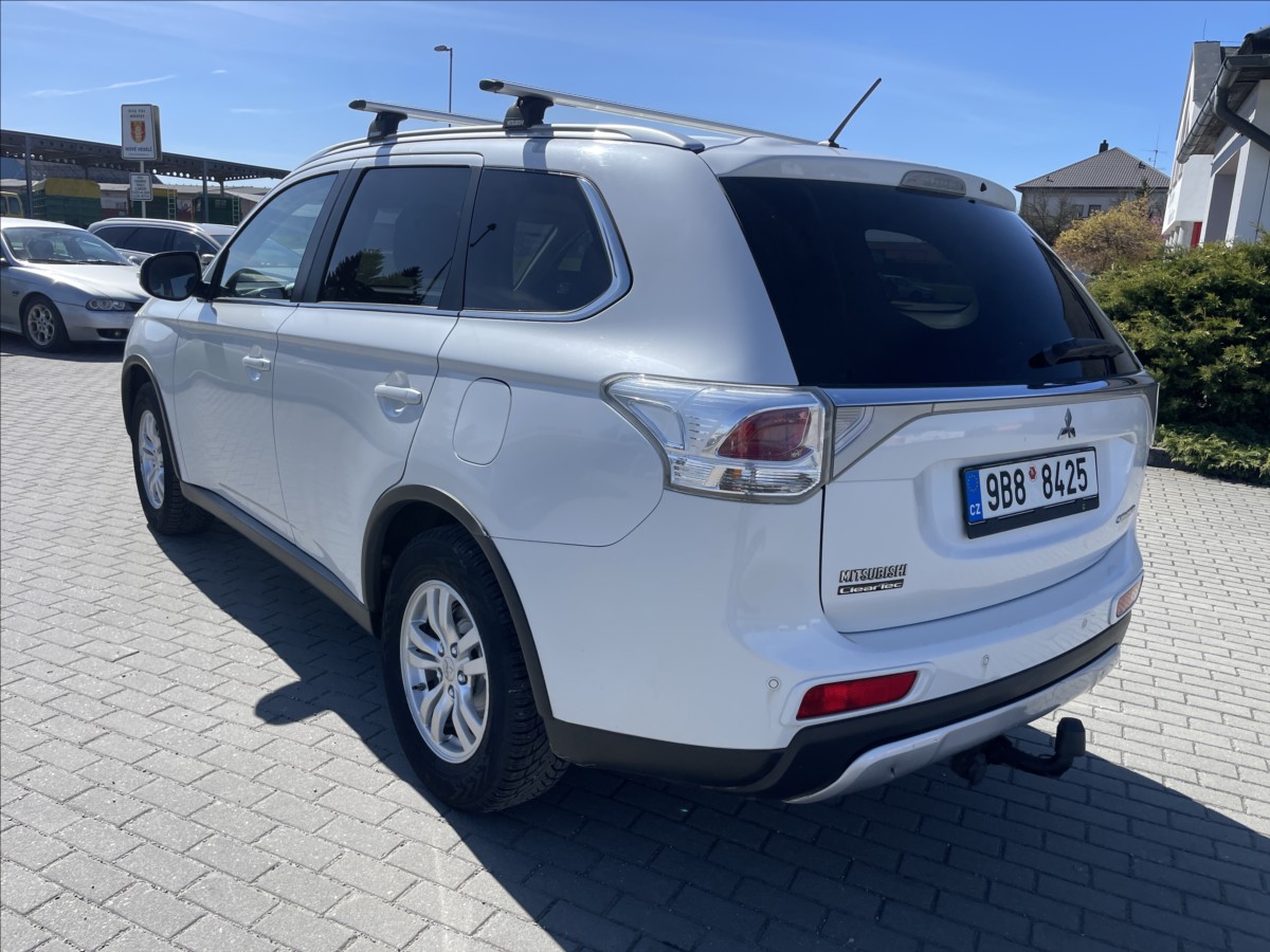 mitsubishi-outlander-2-3-di-d-110kw-4wd-tazne-czauto-1majitel - 2