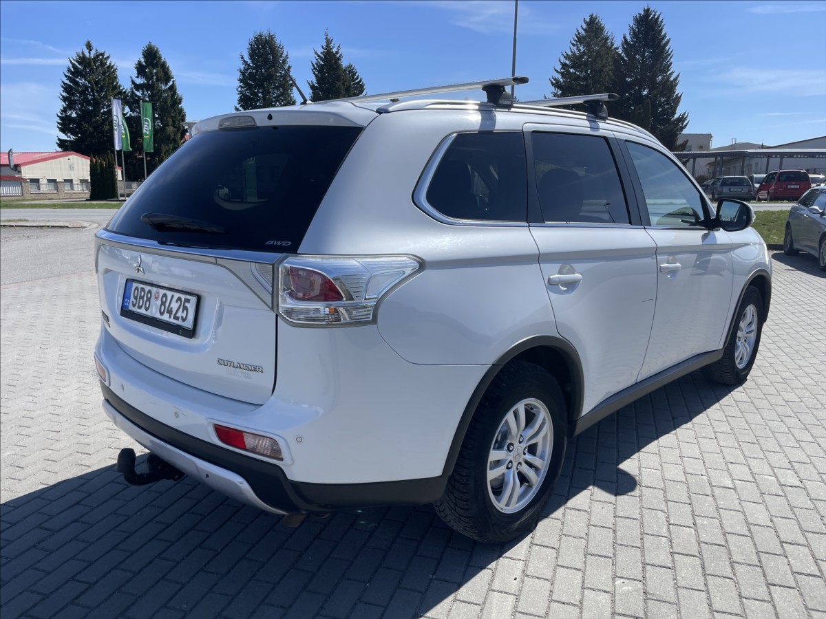 mitsubishi-outlander-2-3-di-d-110kw-4wd-tazne-czauto-1majitel - 3