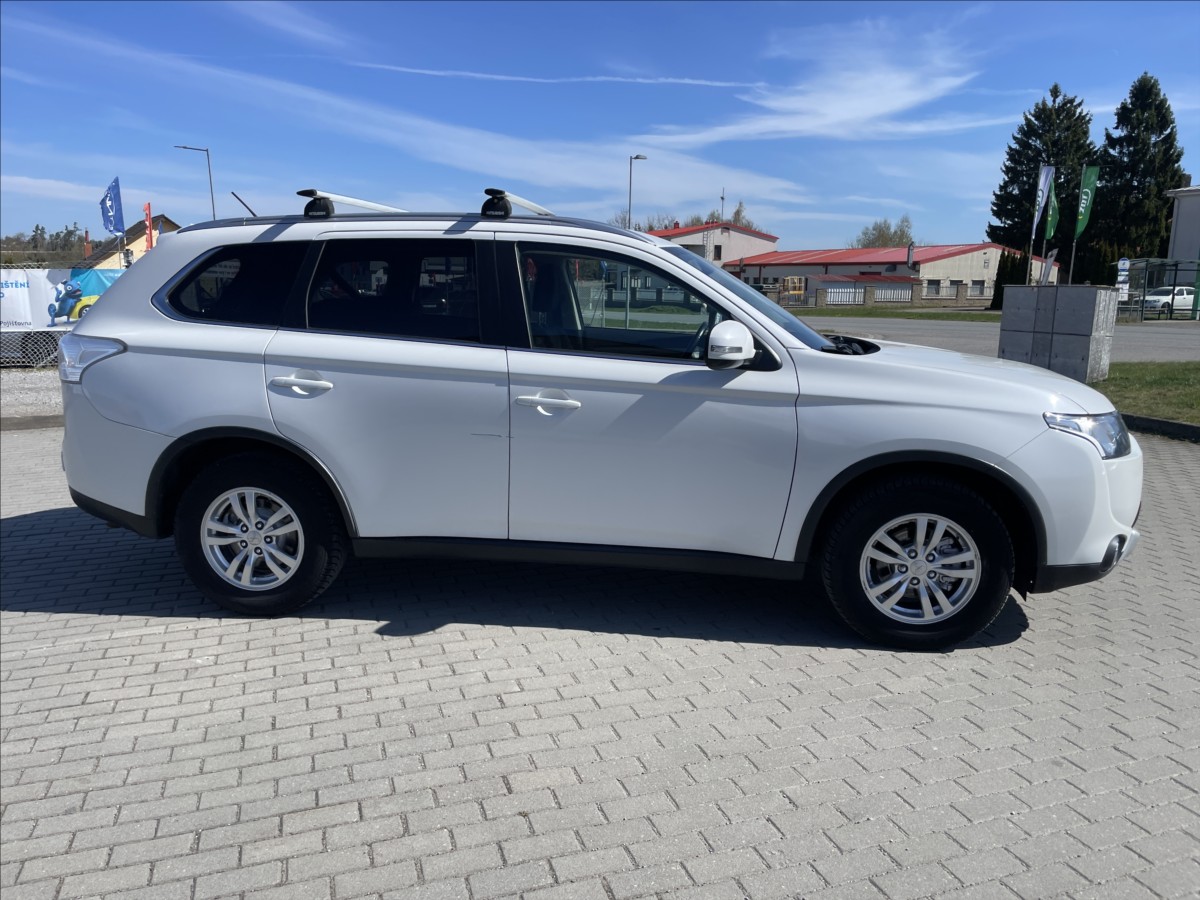 mitsubishi-outlander-2-3-di-d-110kw-4wd-tazne-czauto-1majitel - 4