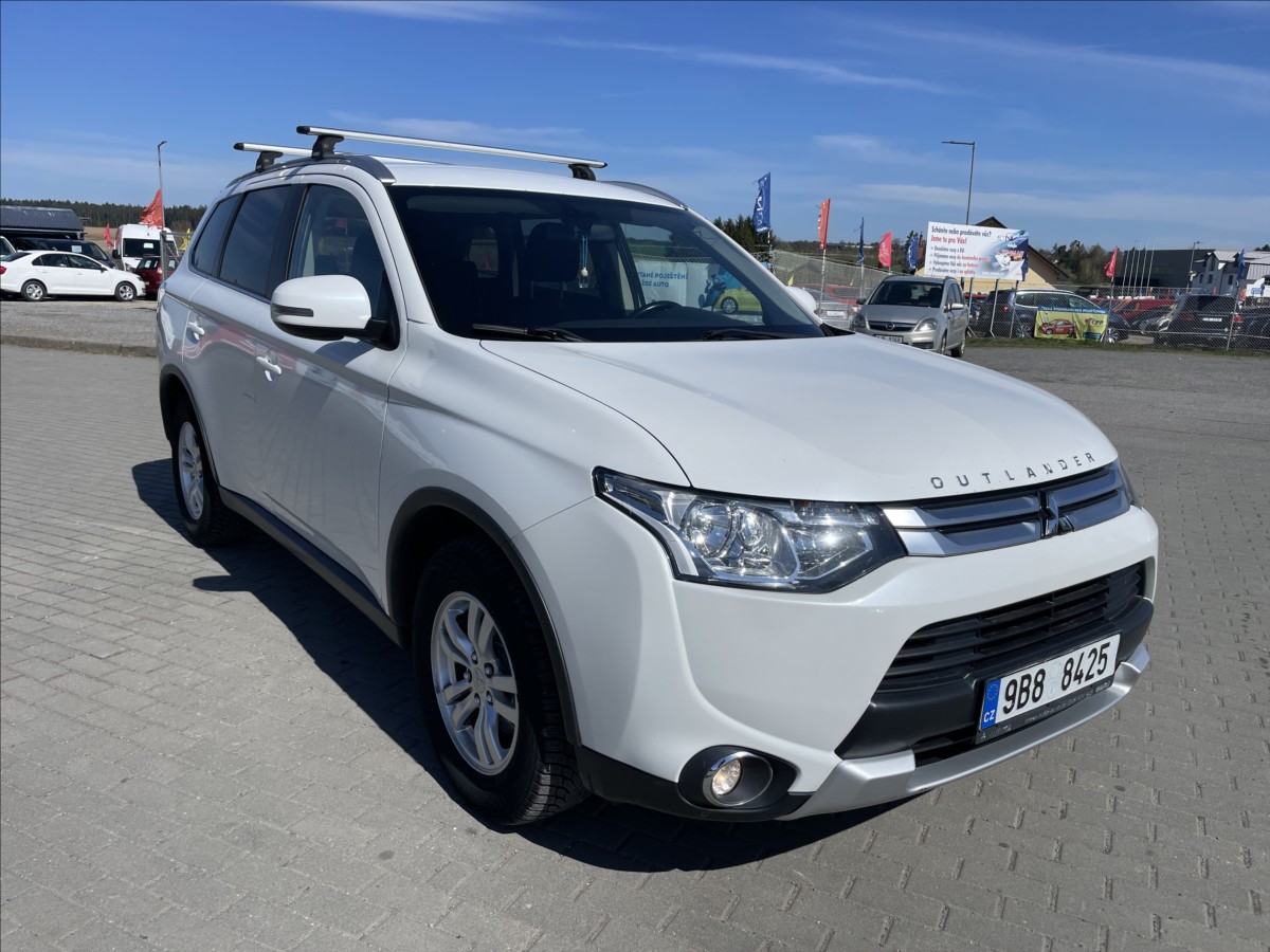 mitsubishi-outlander-2-3-di-d-110kw-4wd-tazne-czauto-1majitel - 5