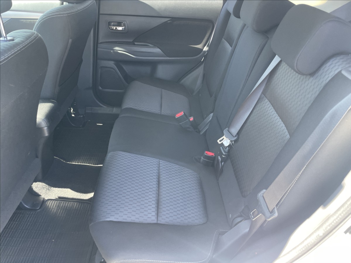 mitsubishi-outlander-2-3-di-d-110kw-4wd-tazne-czauto-1majitel - 7