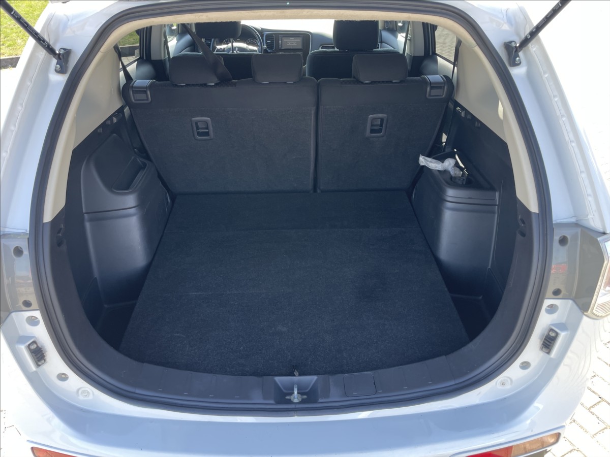 mitsubishi-outlander-2-3-di-d-110kw-4wd-tazne-czauto-1majitel - 8