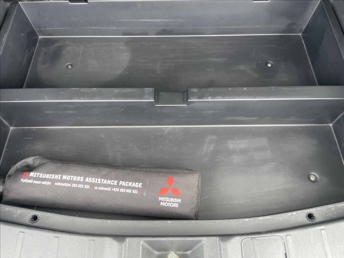 mitsubishi-outlander-2-3-di-d-110kw-4wd-tazne-czauto-1majitel - 9