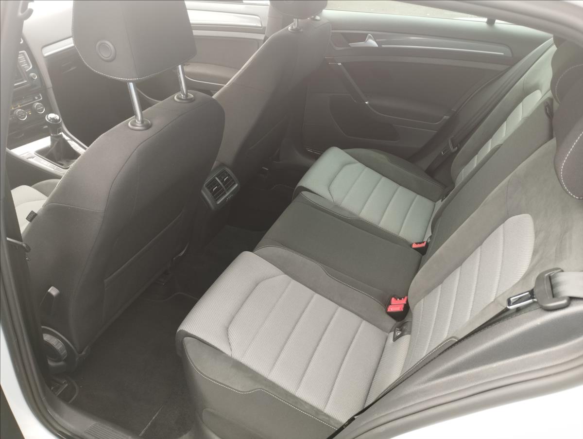 volkswagen-golf-2-0-tdi-110kw-r-line - 9